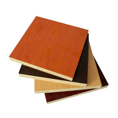 Panel de MDF de 18 mm y madera blanca de color de grano de melamina MDF a prueba de humedad con 1